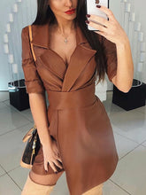 Einfarbiges, figurbetontes Kleid mit Gürtel